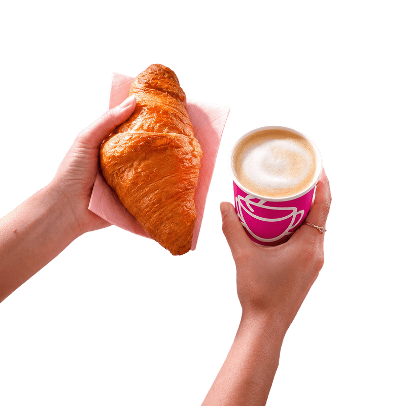 Warme drank met roomboter croissant